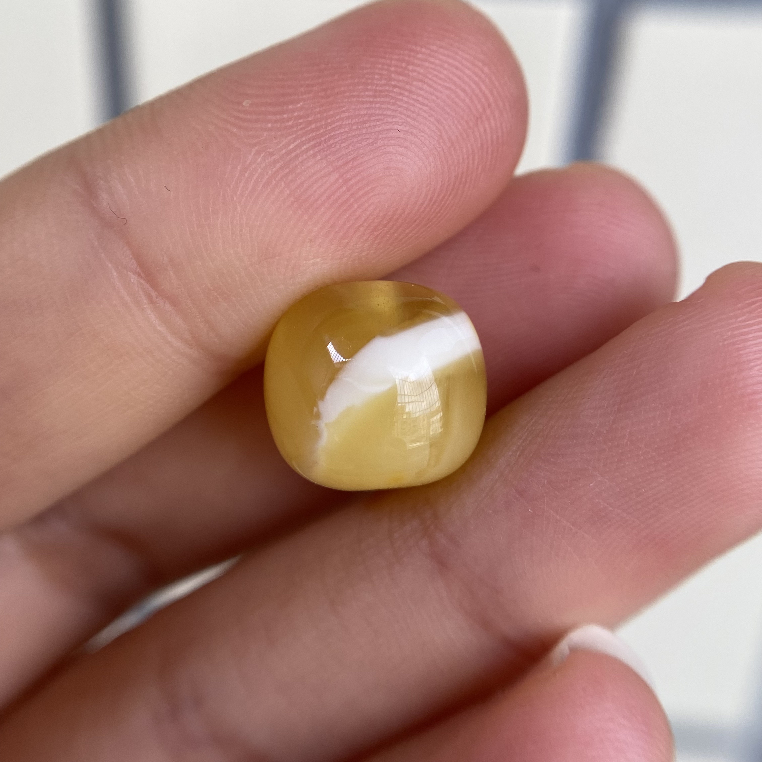 蜜蜡鸡油黄飘花老型配饰12.5×11.5mm，侧边边有点小坑眼，介意勿拍