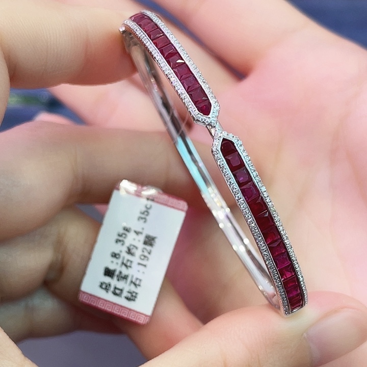 手镯18K金镶嵌红宝石4.35克拉鸽血红 8.35克