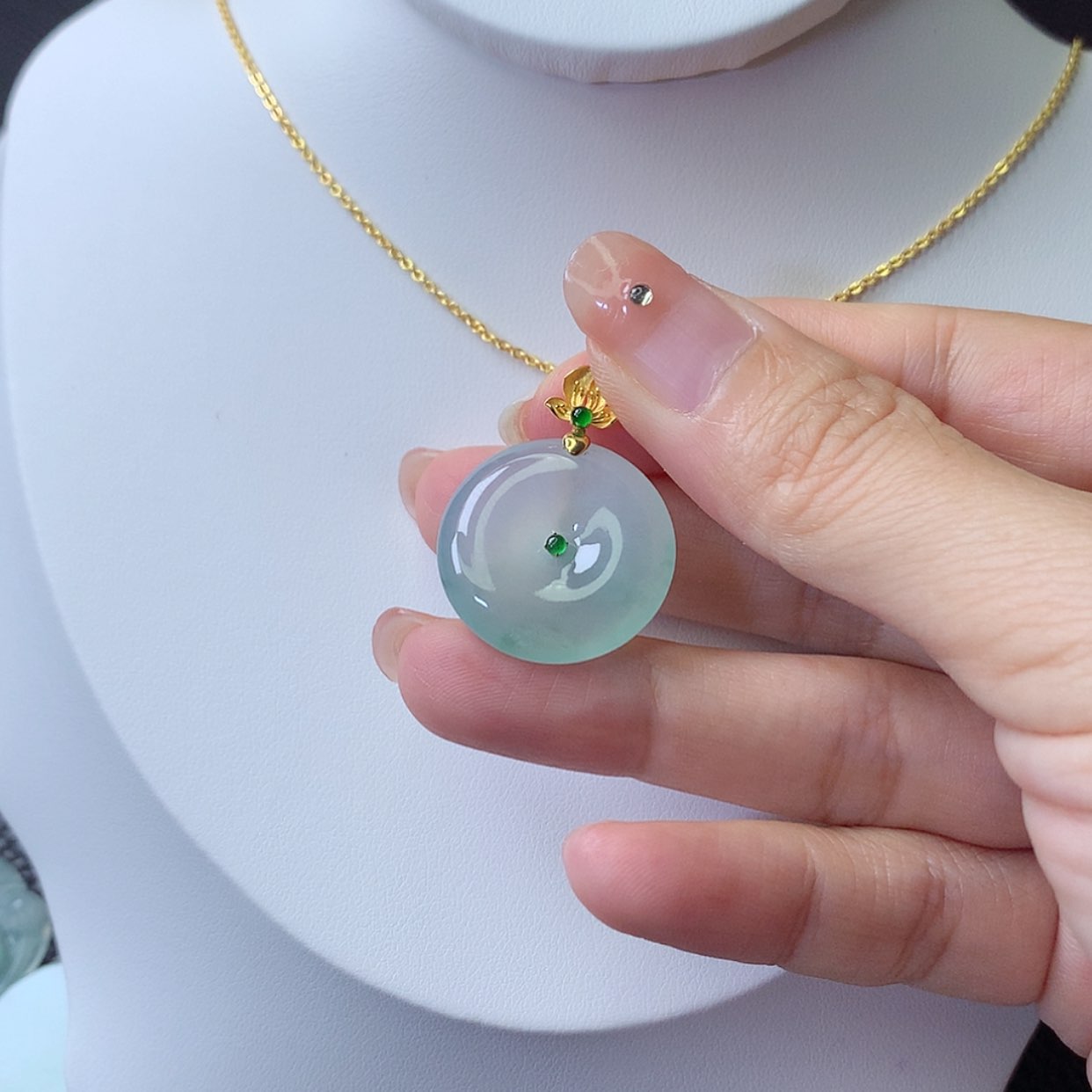 【闪购商品】吊坠(赠链)18K金镶嵌翡翠s****?