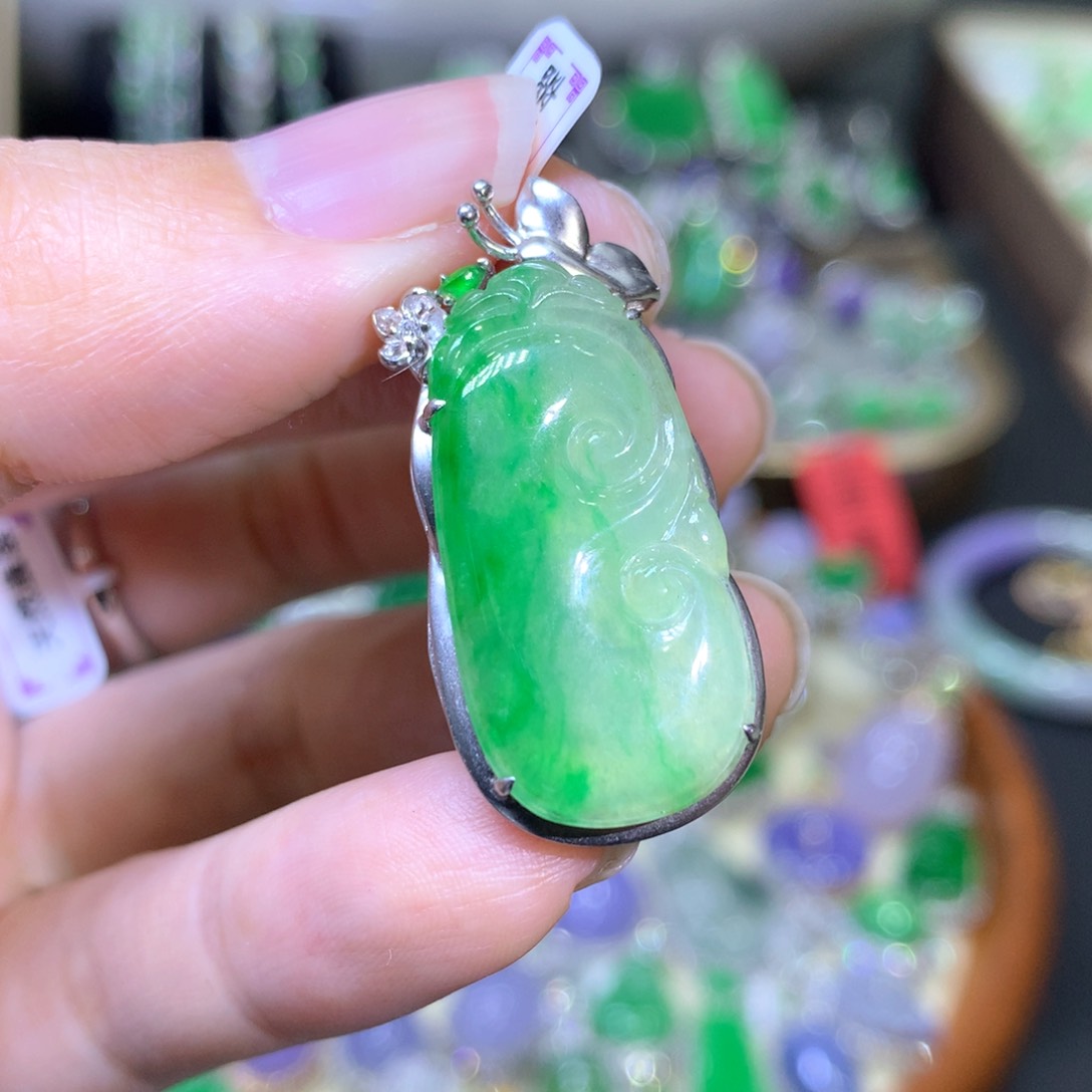 【闪购商品】翡翠颈饰18K金镶嵌翡翠吊坠项链