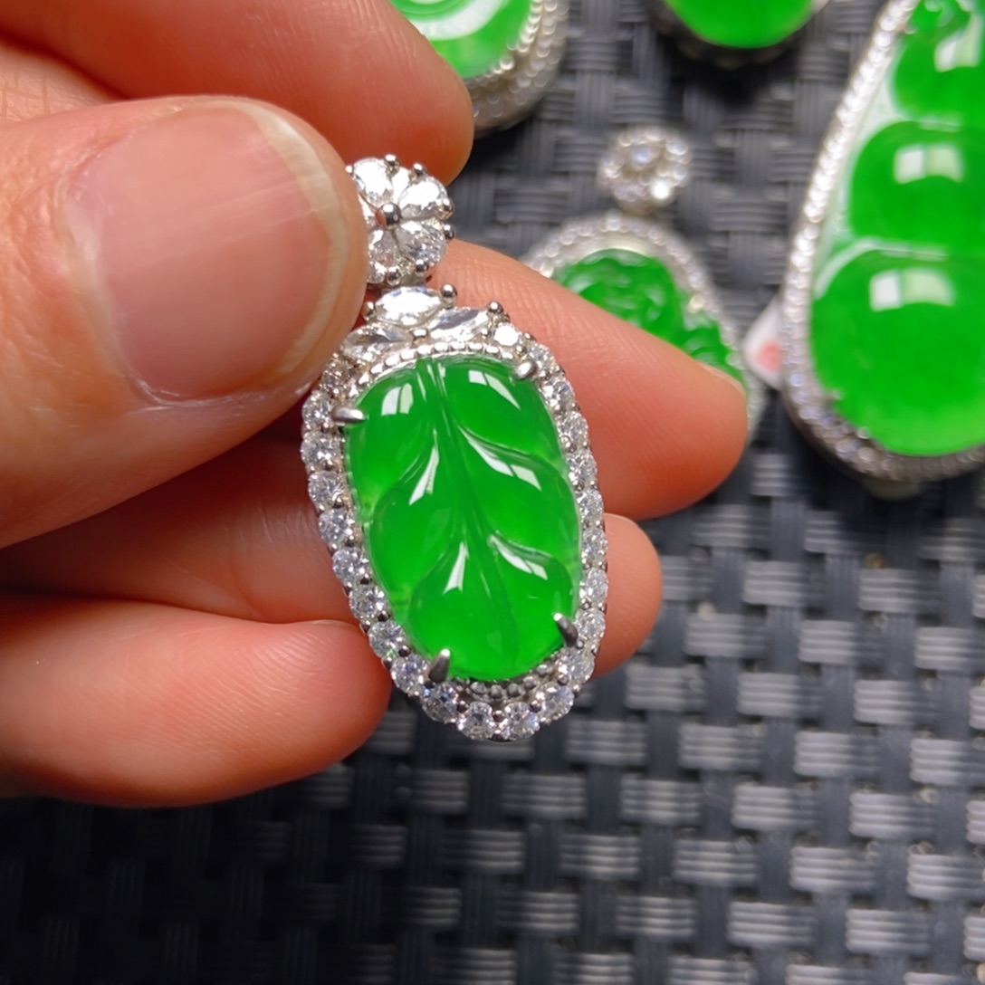 翡翠银S925镶嵌颈饰树叶吊坠