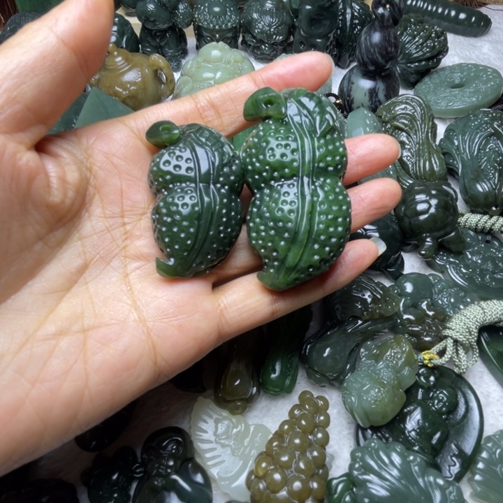 朵***姐和田玉未镶嵌颈饰