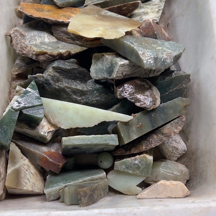 透闪石-蛇纹石玉珠宝奇石未镶嵌