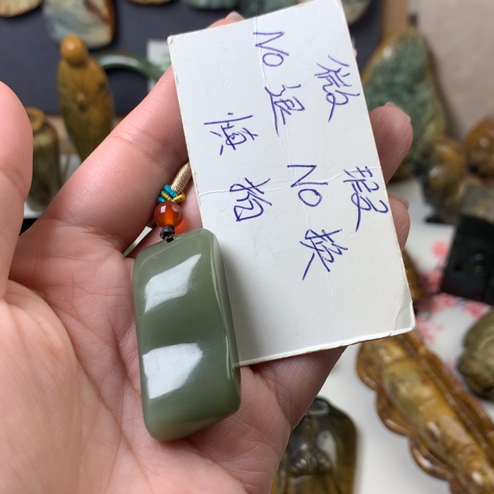 透闪石质玉挂件未镶嵌