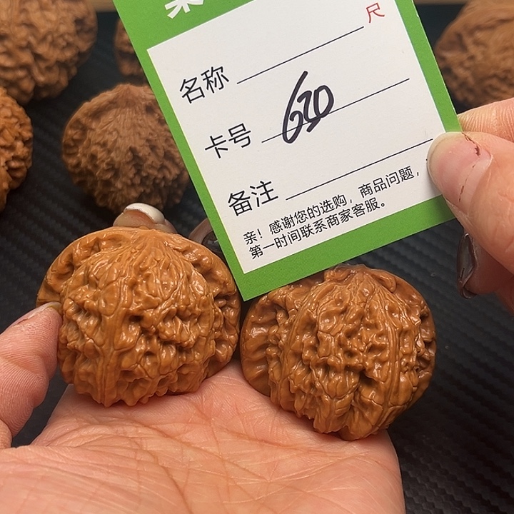文玩核桃吊坠白狮子