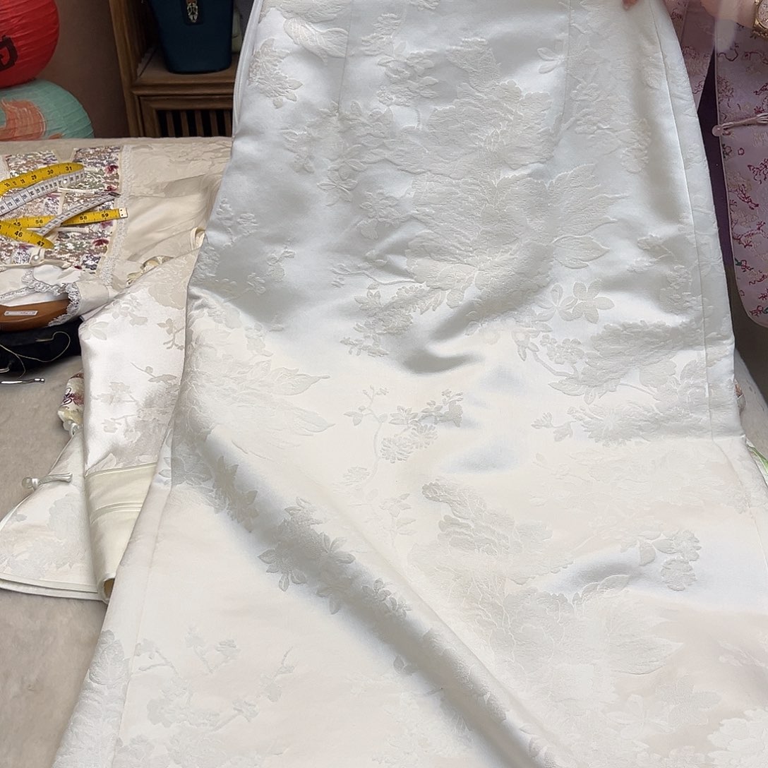 刺绣小****迹丝毛缎平铺腰围