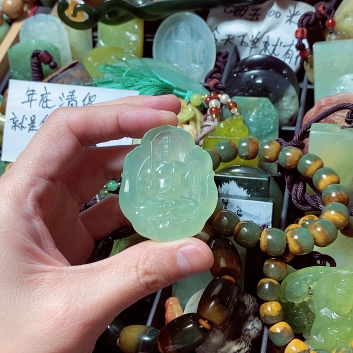 蛇纹石玉颈饰未镶嵌