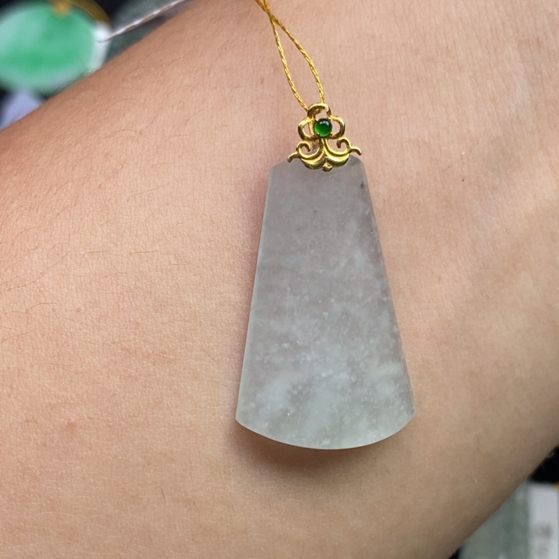 翡翠18K金镶嵌颈饰无事牌