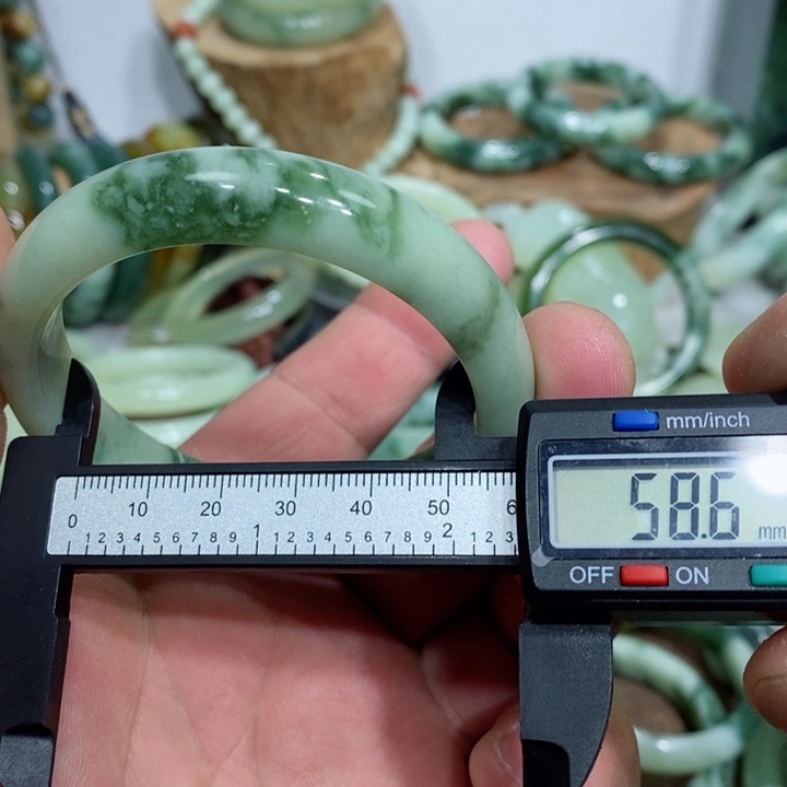 透闪石-蛇纹石玉手镯未镶嵌