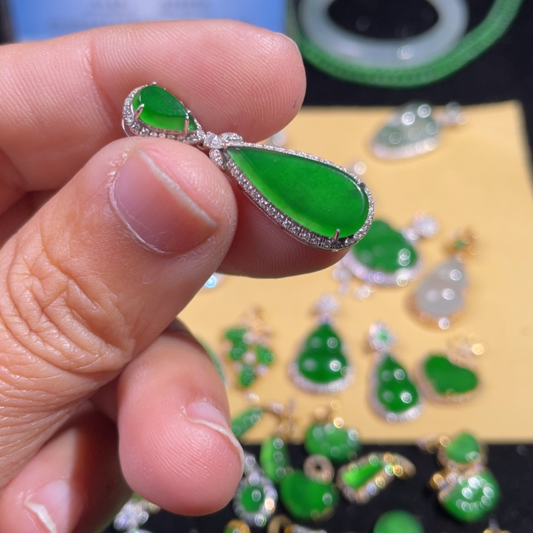 翡翠18K金镶嵌颈饰翡翠