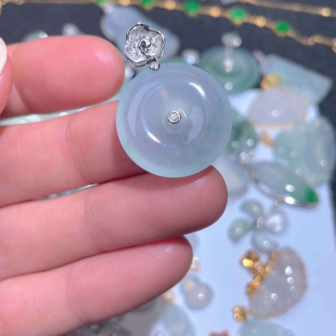 翡翠颈饰18K金镶嵌翡翠