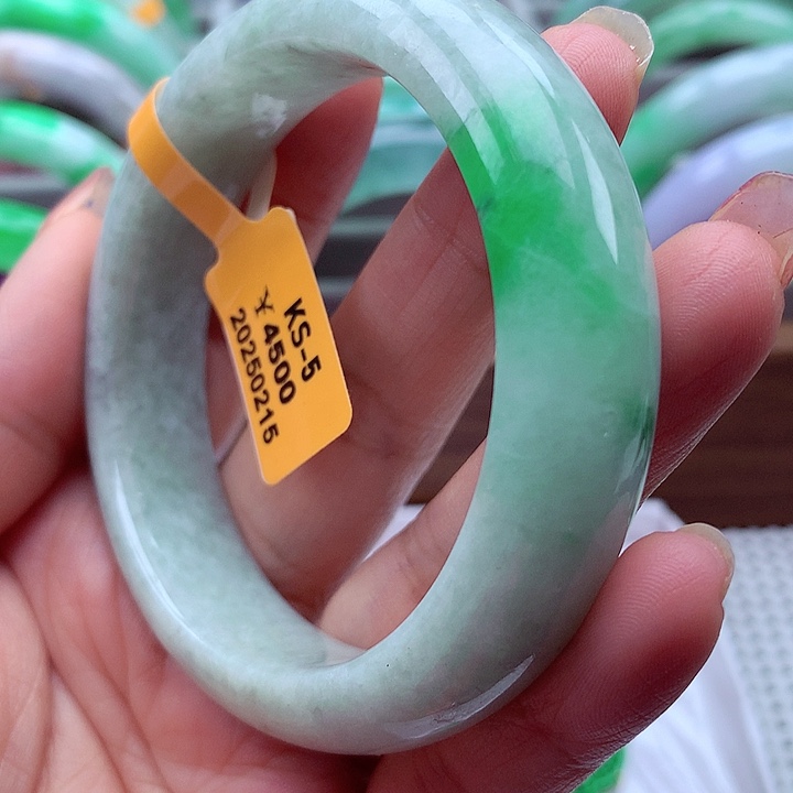 翡翠手镯未镶嵌翡翠