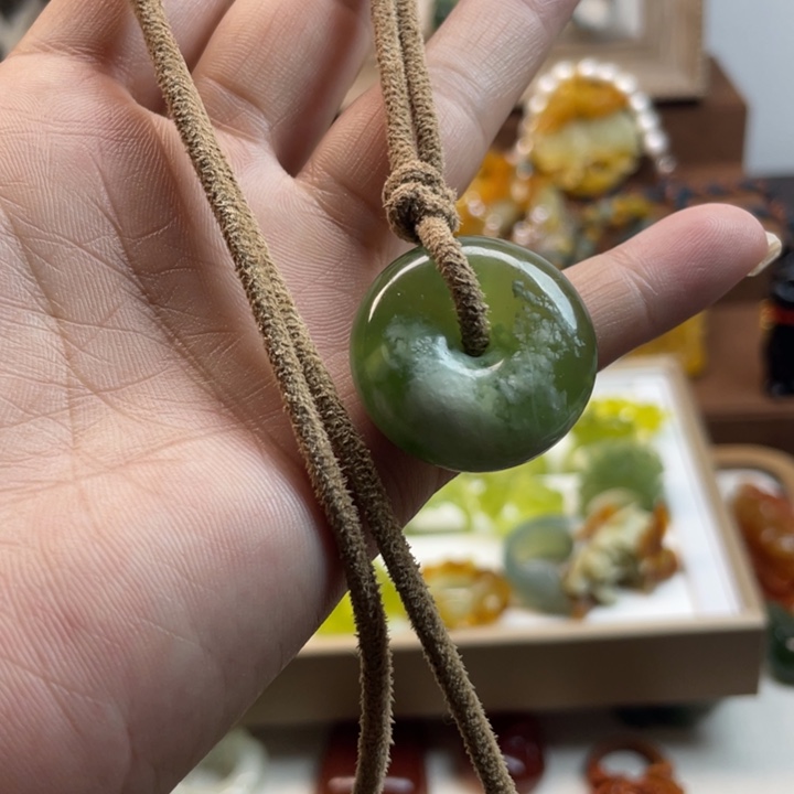 蛇纹石玉吊坠未镶嵌