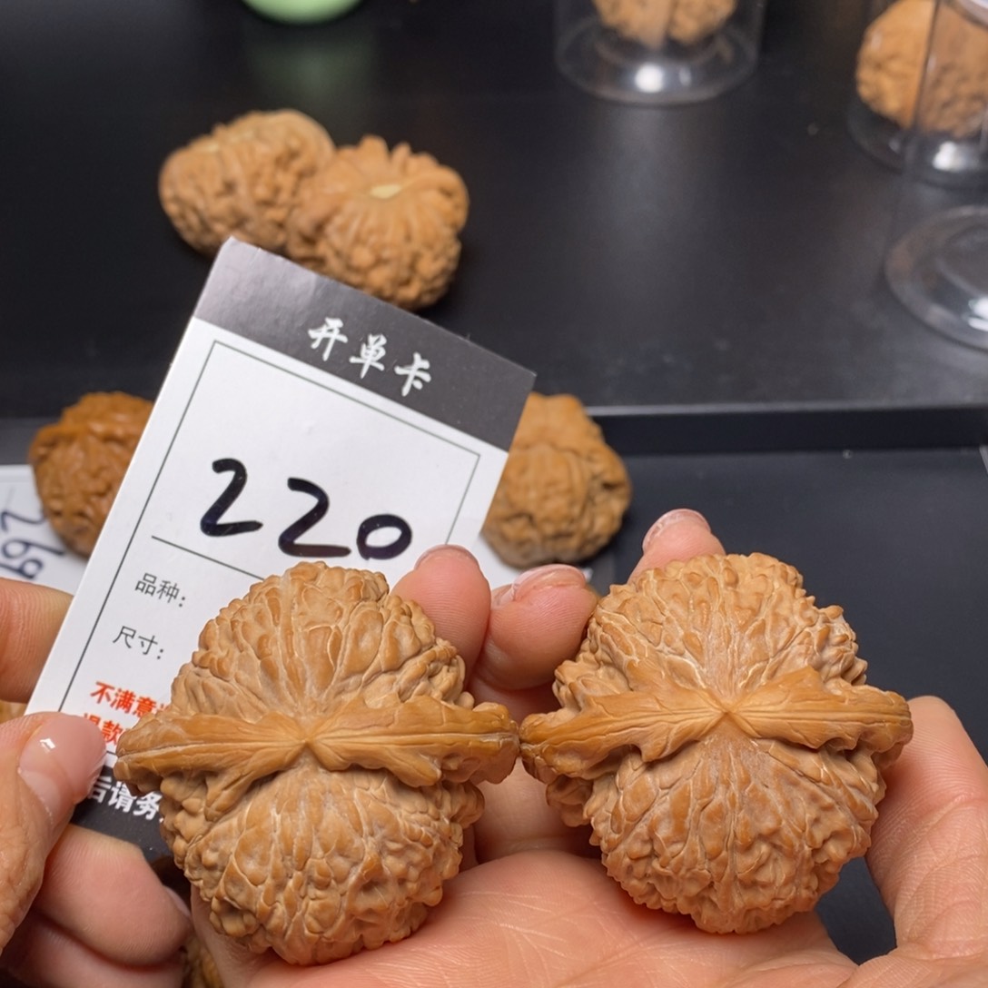 文玩核桃吊坠220白狮子51