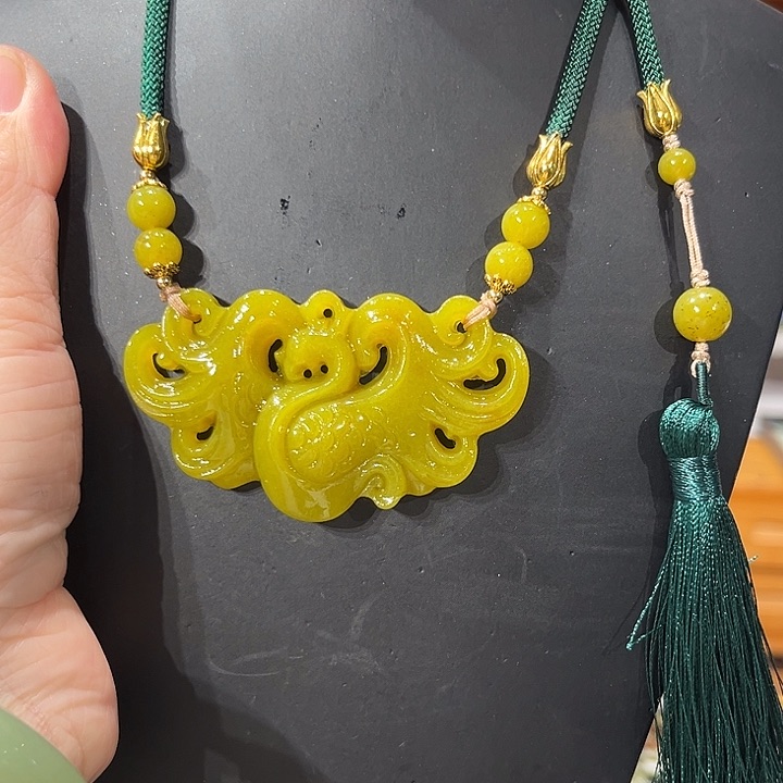 颈饰未镶嵌和田玉（糖玉）