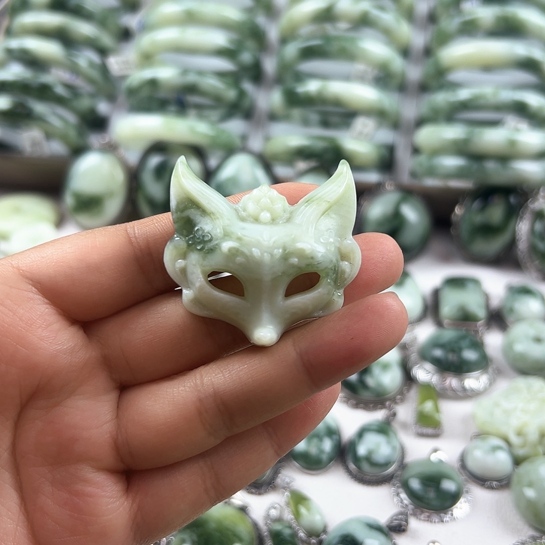 未镶嵌蛇纹石玉颈饰