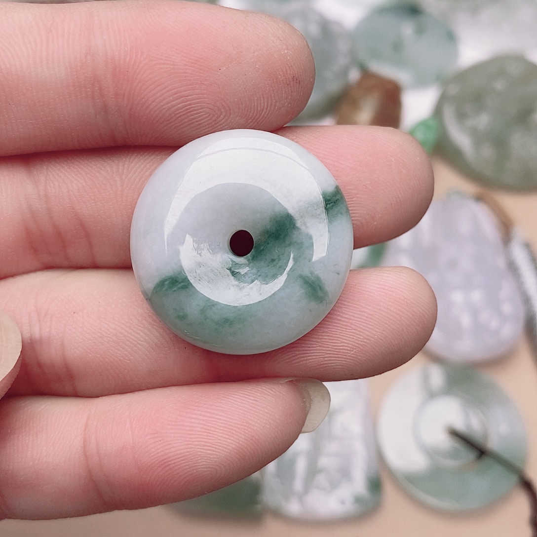 翡翠未镶嵌颈饰平安扣