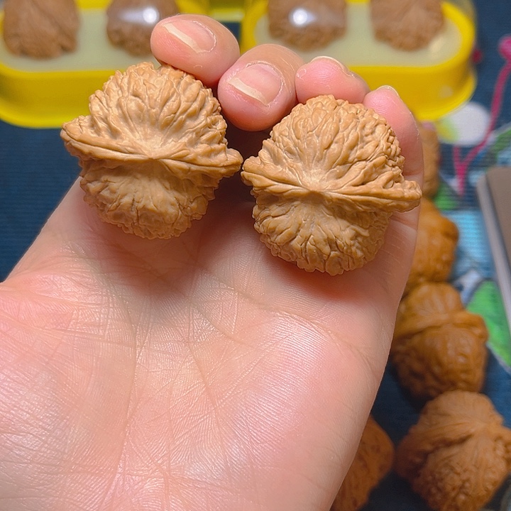 文玩核桃吊坠红豆