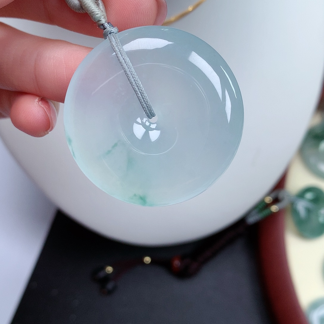 翡翠颈饰未镶嵌平安扣