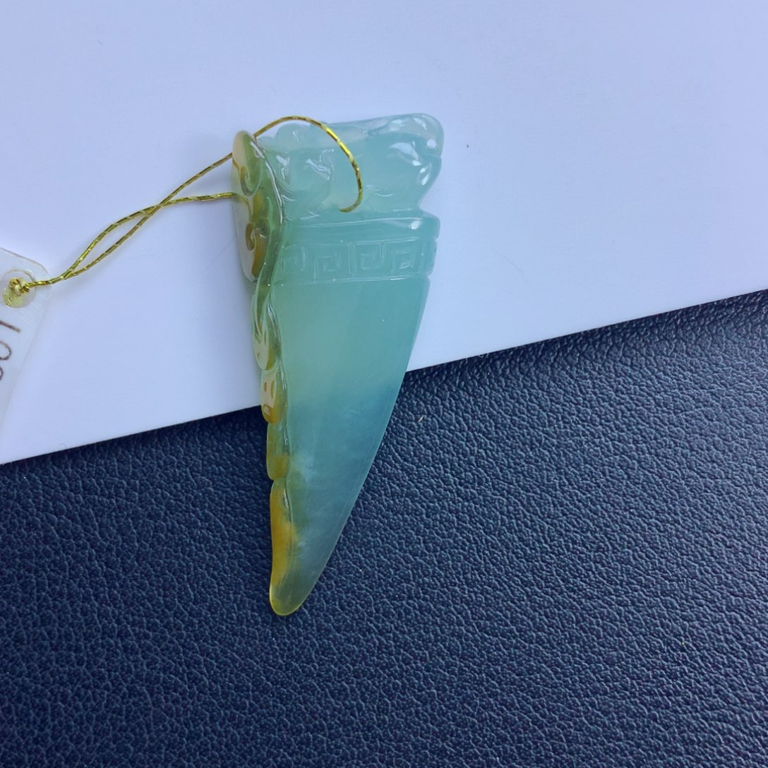 翡翠颈饰未镶嵌龙牙