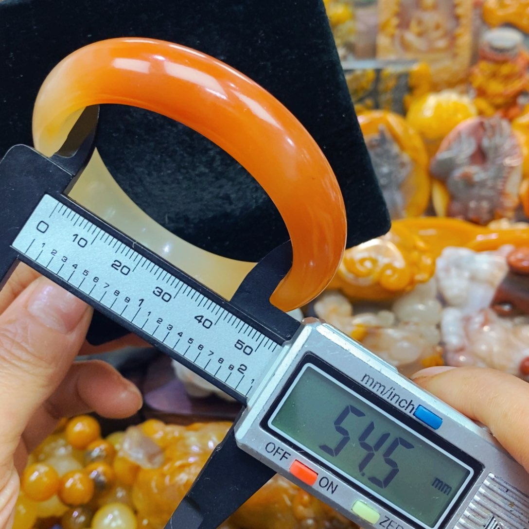 未镶嵌石英质玉（黄龙玉）颈饰