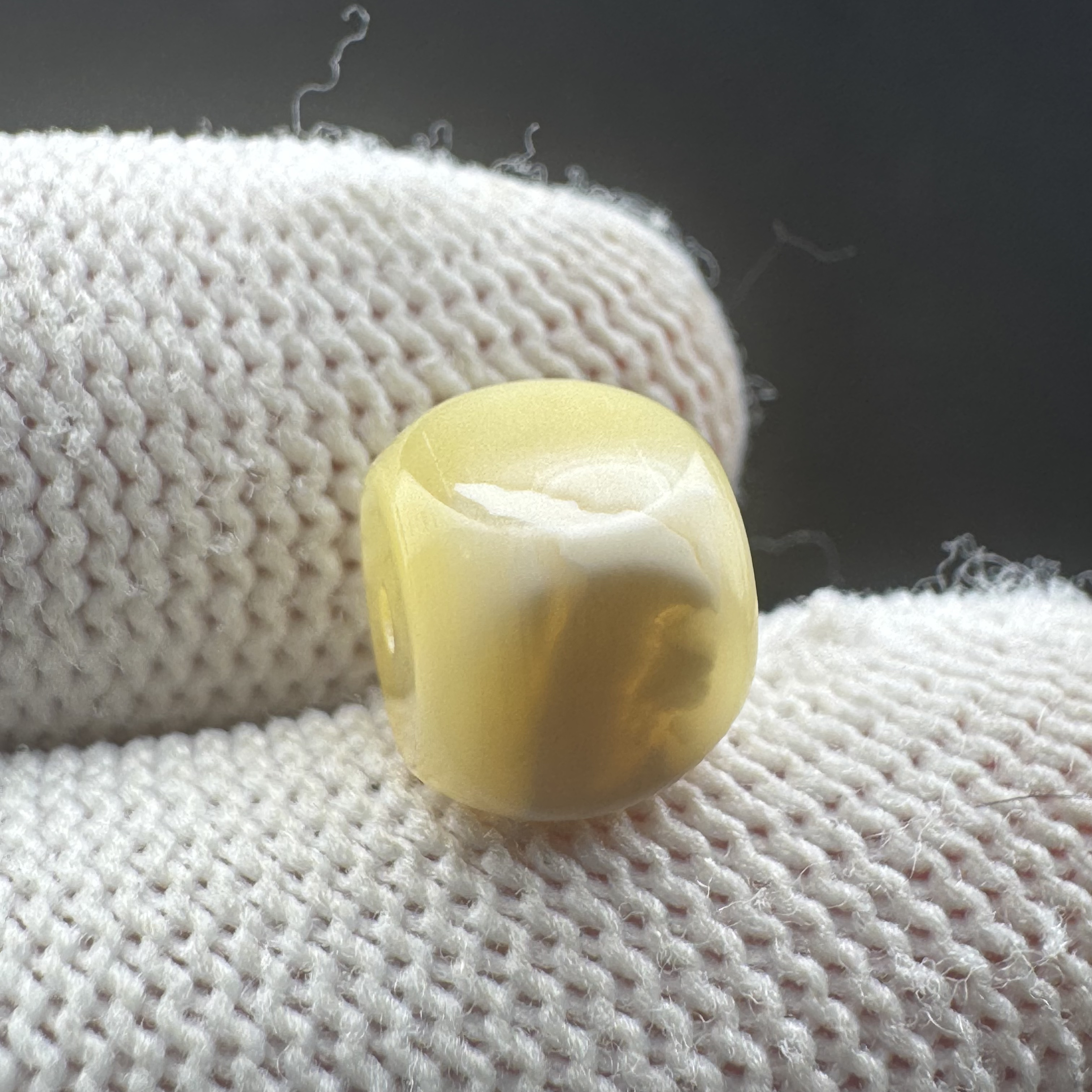 J4405天然原矿俄料蜜蜡瓷白四方珠 7.9mm支持复检