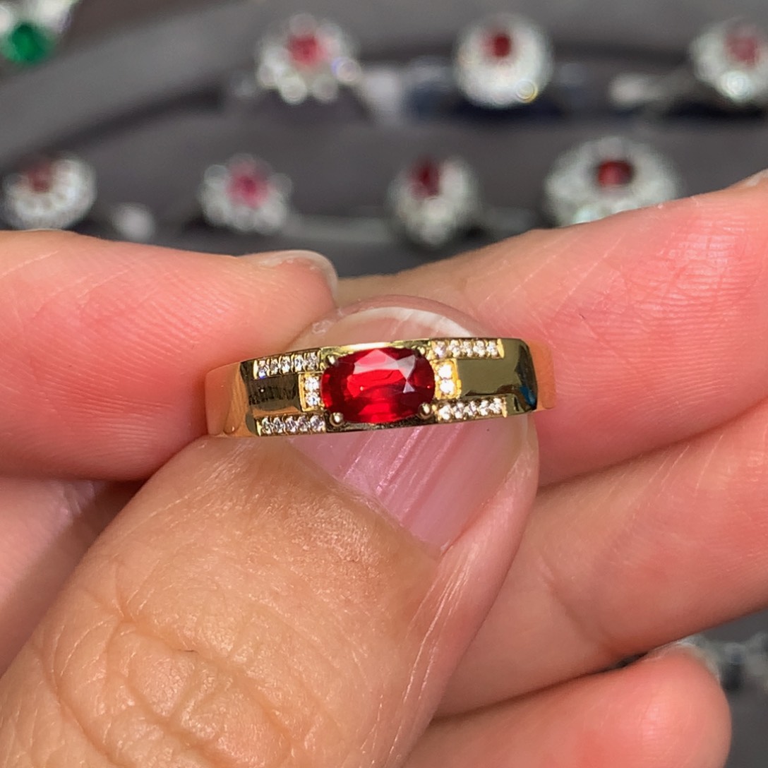 红宝石戒指18K金镶嵌无烧鸽血红0.49