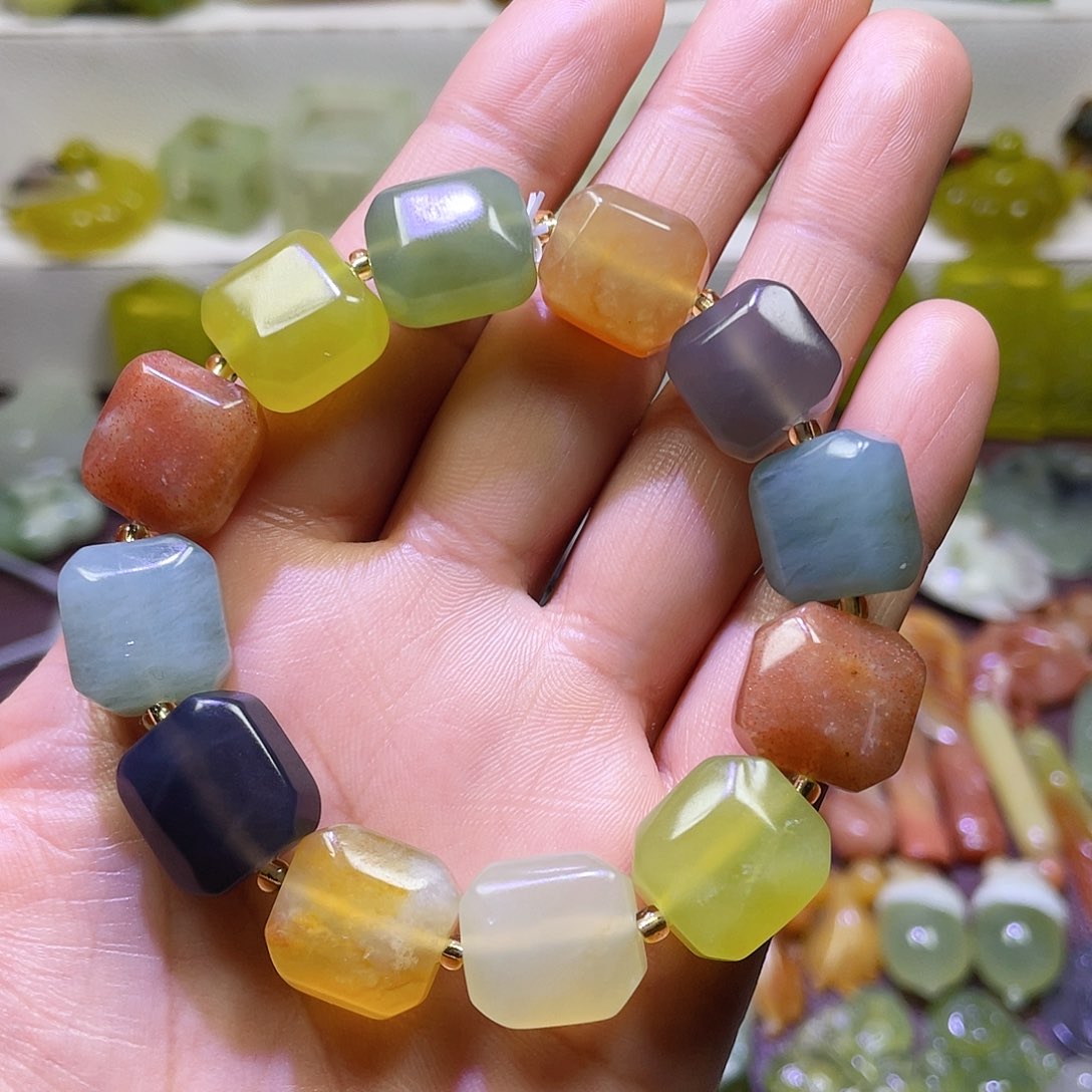 蛇纹石玉颈饰未镶嵌