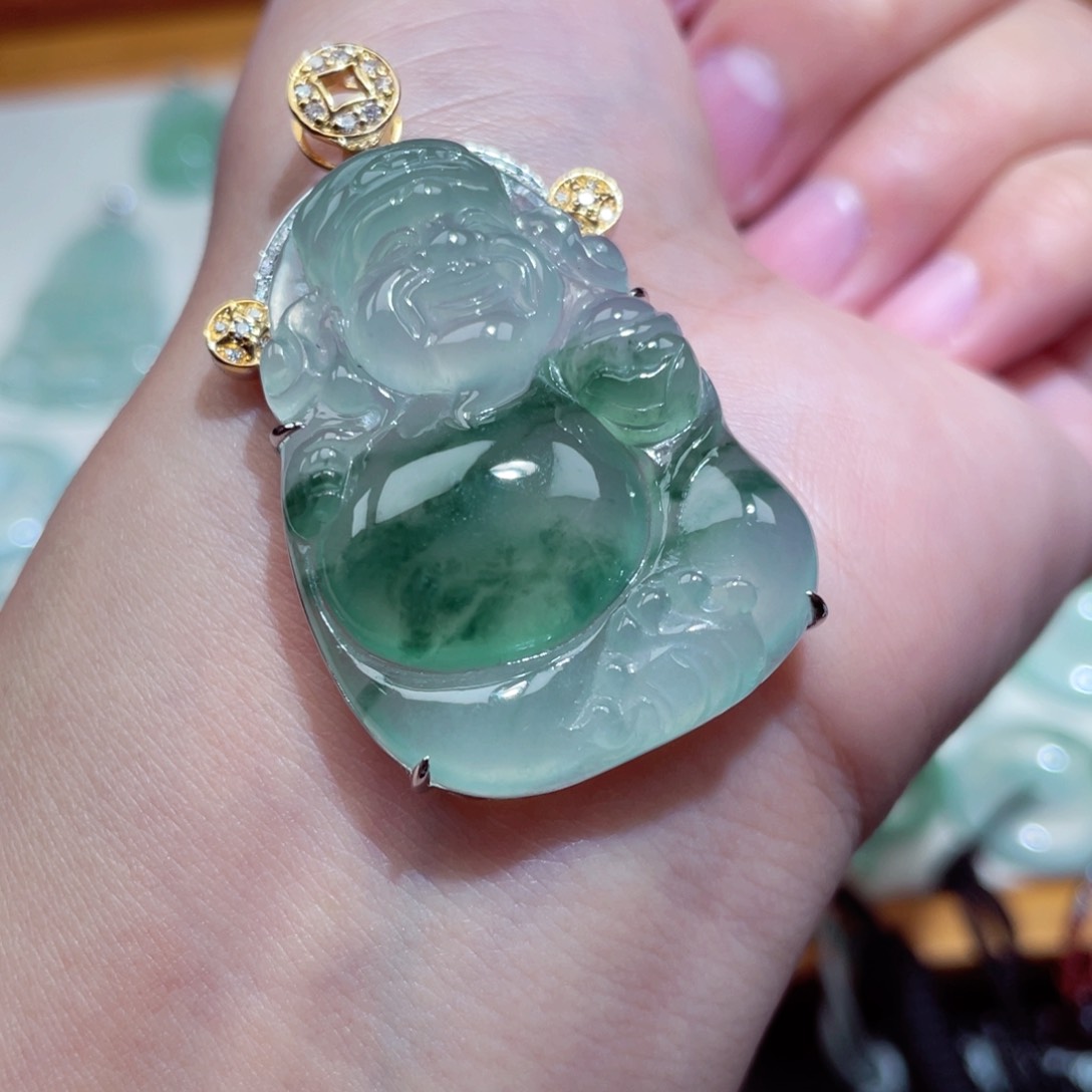 翡翠18K金镶嵌颈饰财神