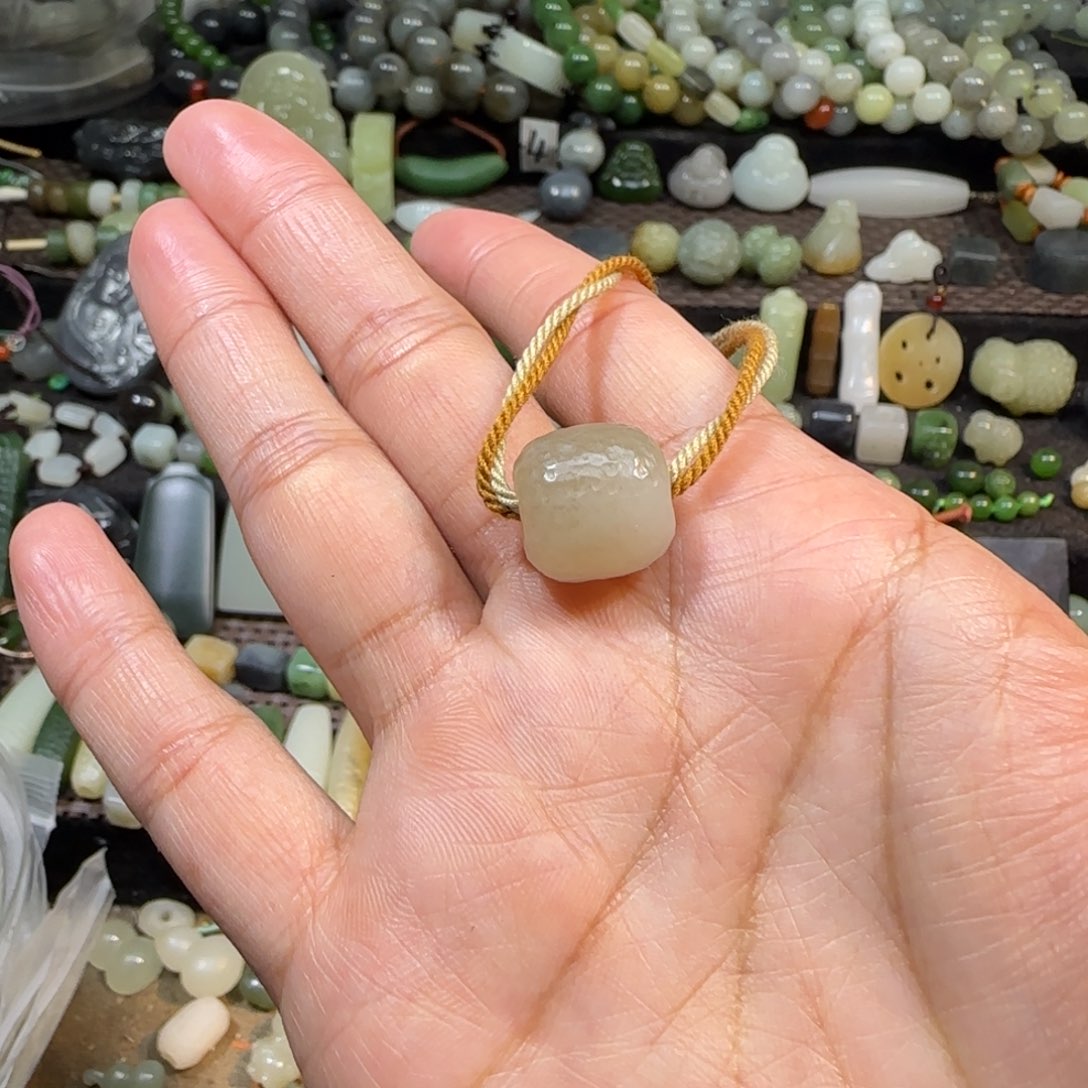 和田玉未镶嵌颈饰糖白老型珠路路通