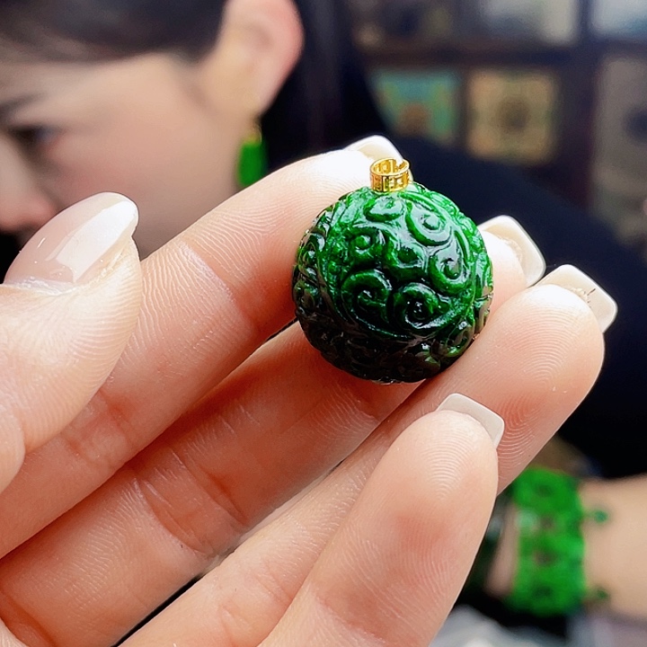 翡翠18K金镶嵌颈饰多样性