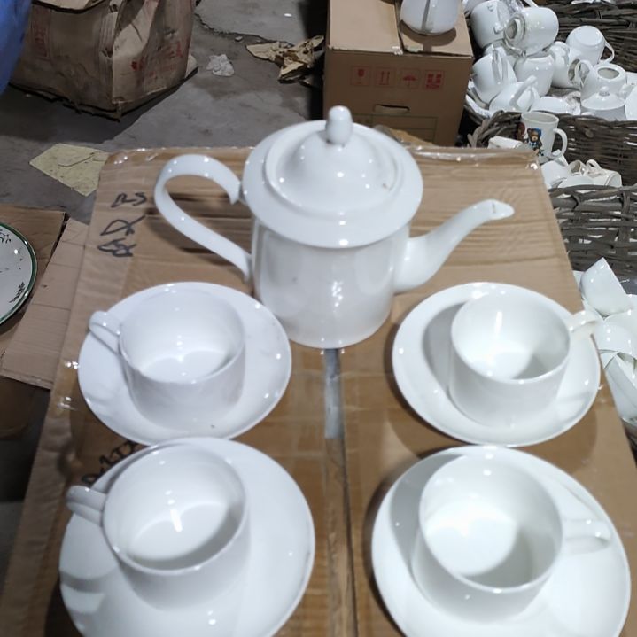 摆件盘子碗茶壶啥都有