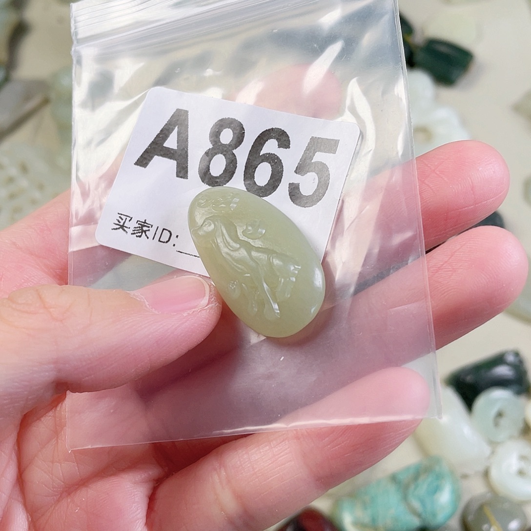 颈饰未镶嵌和田玉（糖玉）