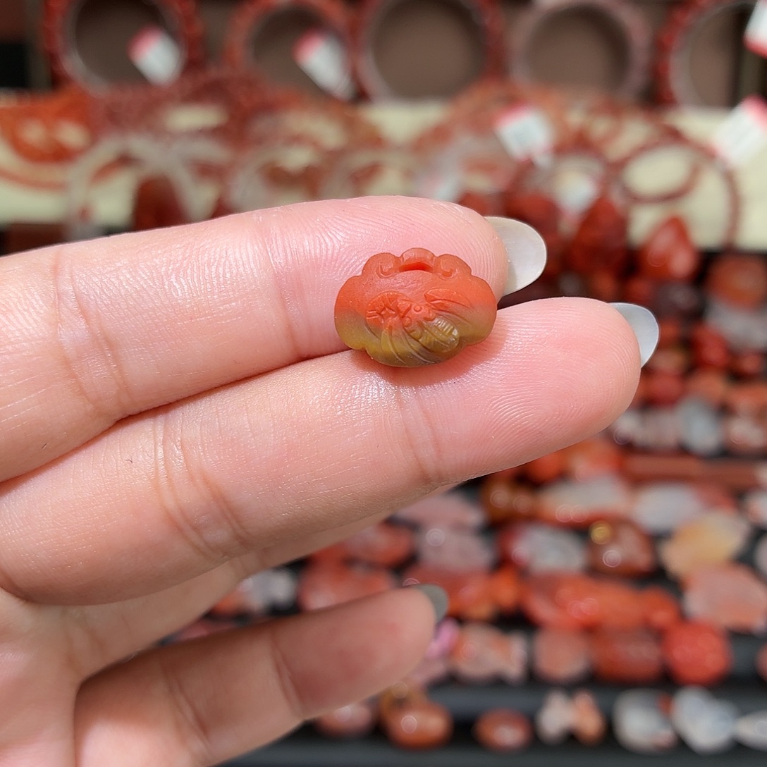 南红玛瑙未镶嵌颈饰包浆如意锁