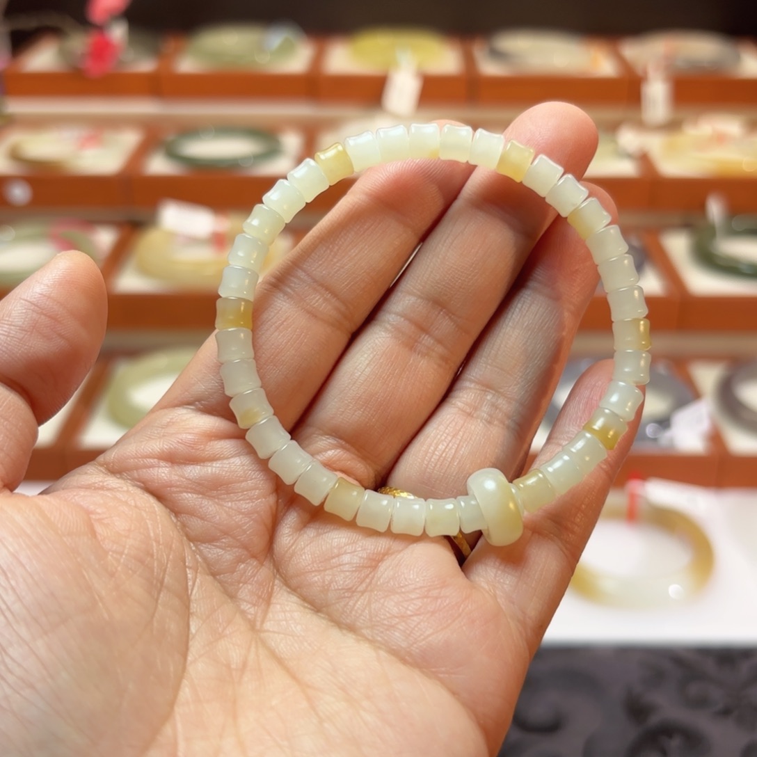 什***么和田玉（糖玉）未镶嵌手链