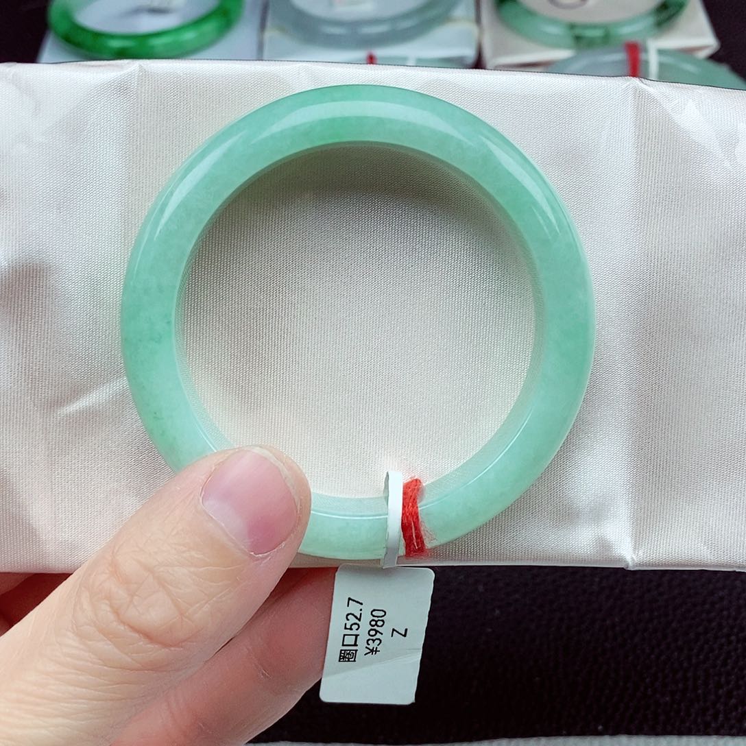 翡翠手镯未镶嵌树****?缅甸翡翠手镯