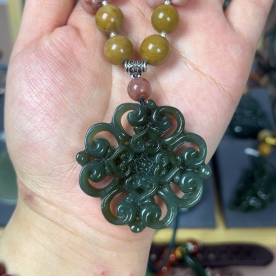 和田玉颈饰未镶嵌