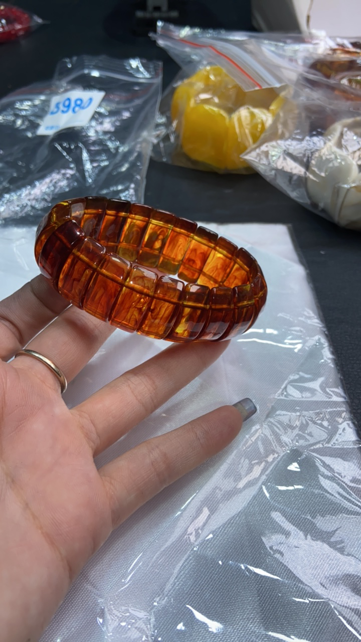 B  980 花珀月牙手牌