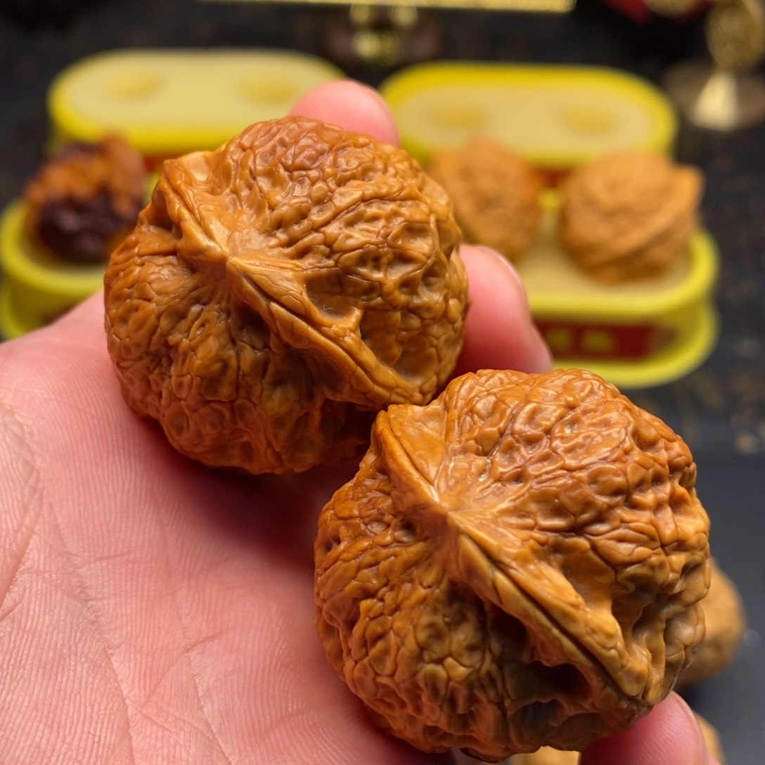 桃核把件虎头绣球