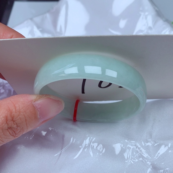 翡翠手镯未镶嵌翡翠