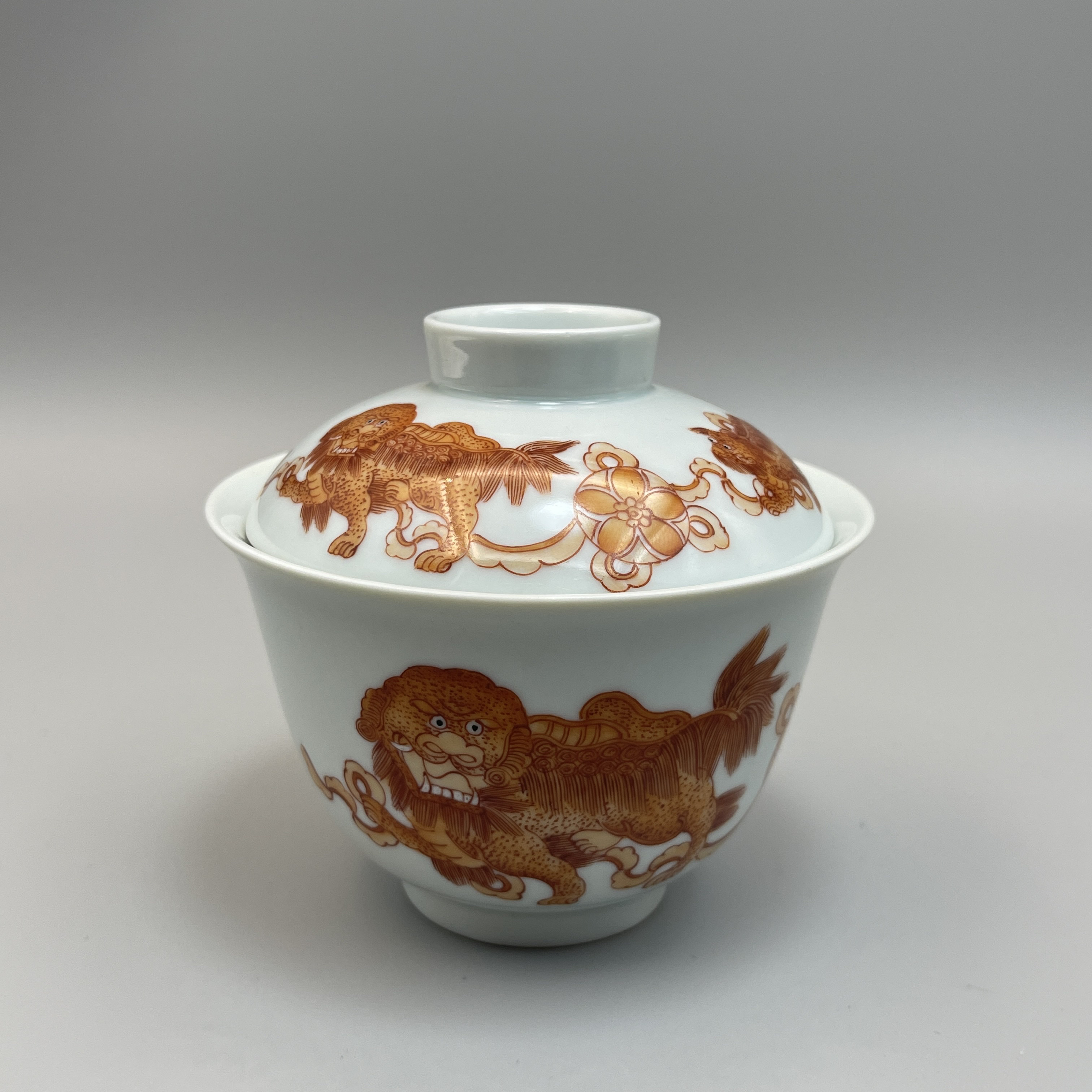 矾红彩狮子戏球盖碗H8626