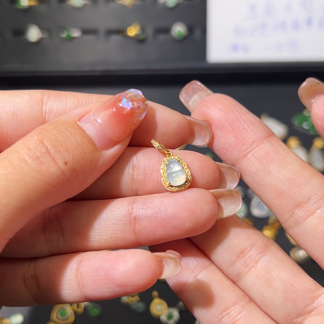 翡翠颈饰18K金镶嵌吊坠