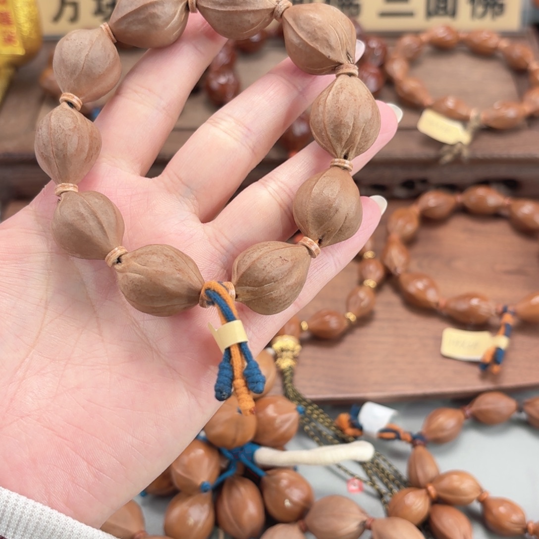 春***了橄榄核手串三面佛