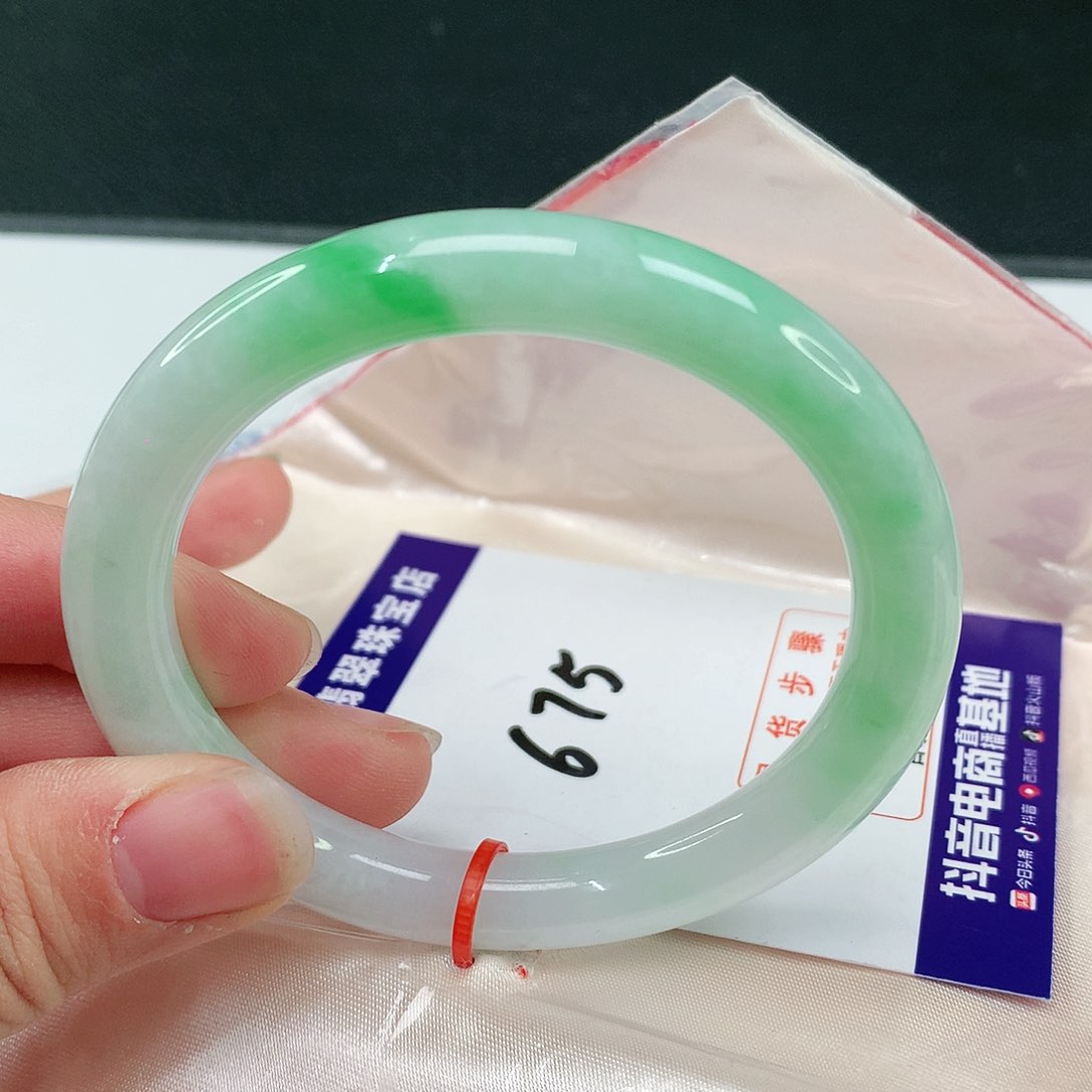 翡翠手镯未镶嵌翡翠