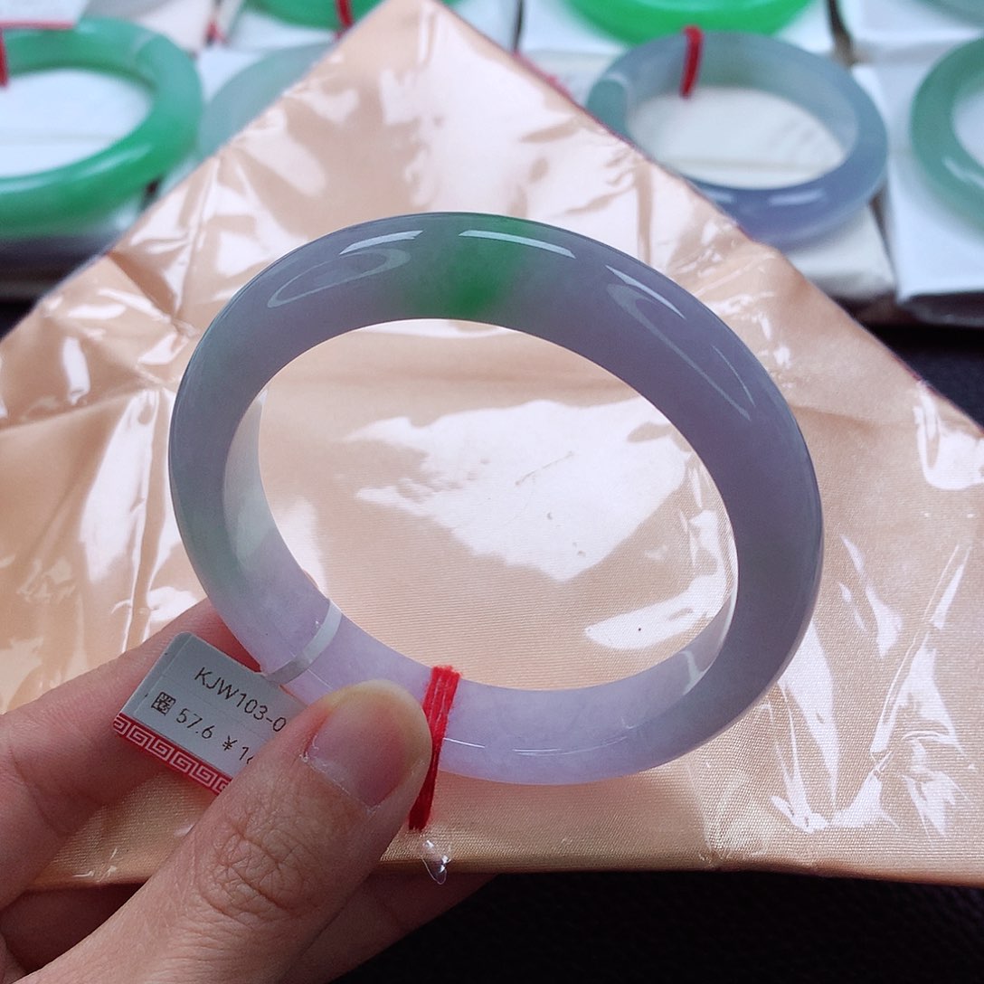 翡翠手镯未镶嵌春彩