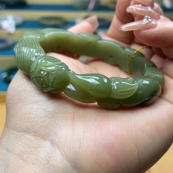 和田玉手镯56圈口。编号14未镶嵌