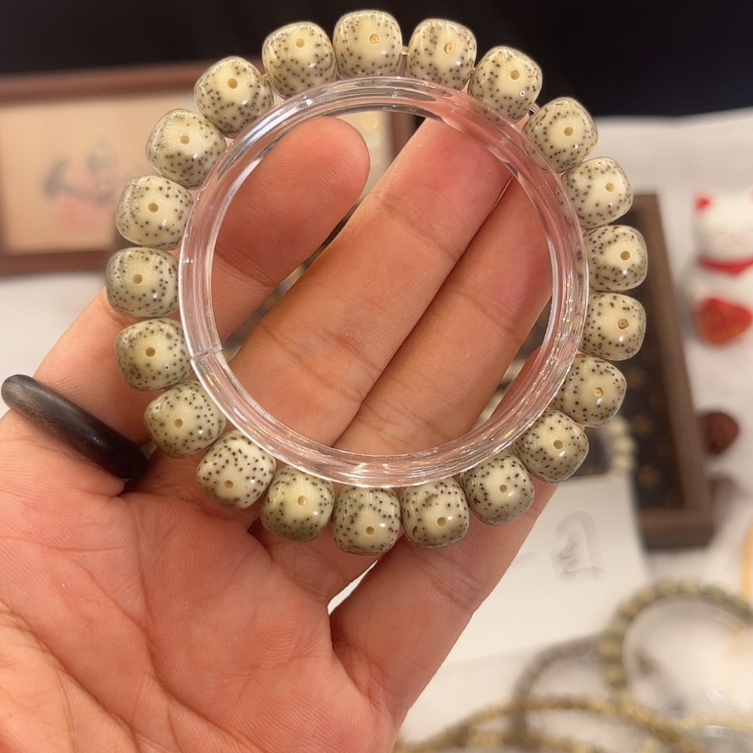 吊坠星月菩提33 号.  星月菩提.  一物一图.  
