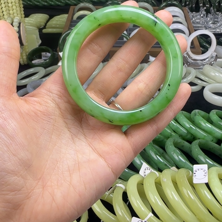 雪***姐和田玉（糖玉）未镶嵌手镯