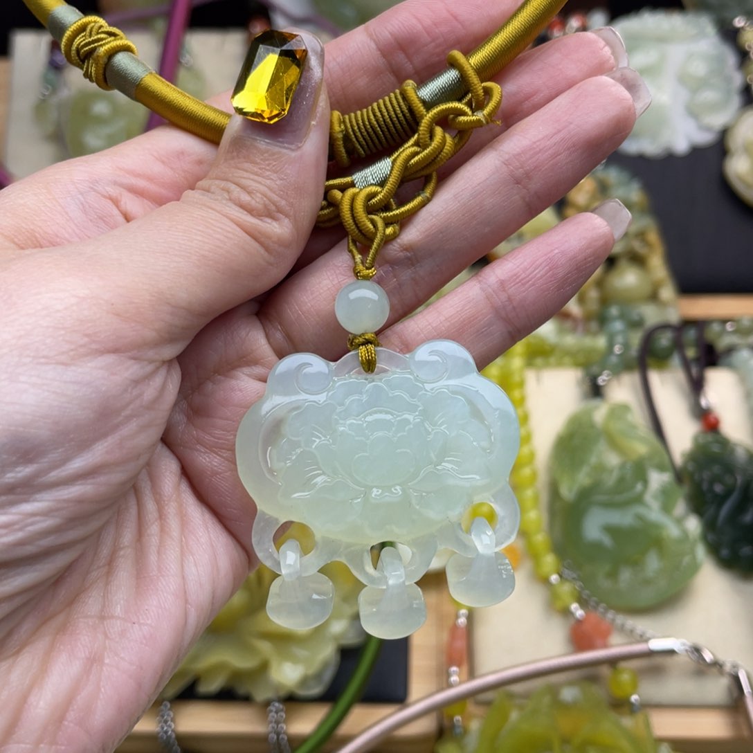 蛇纹石玉颈饰未镶嵌