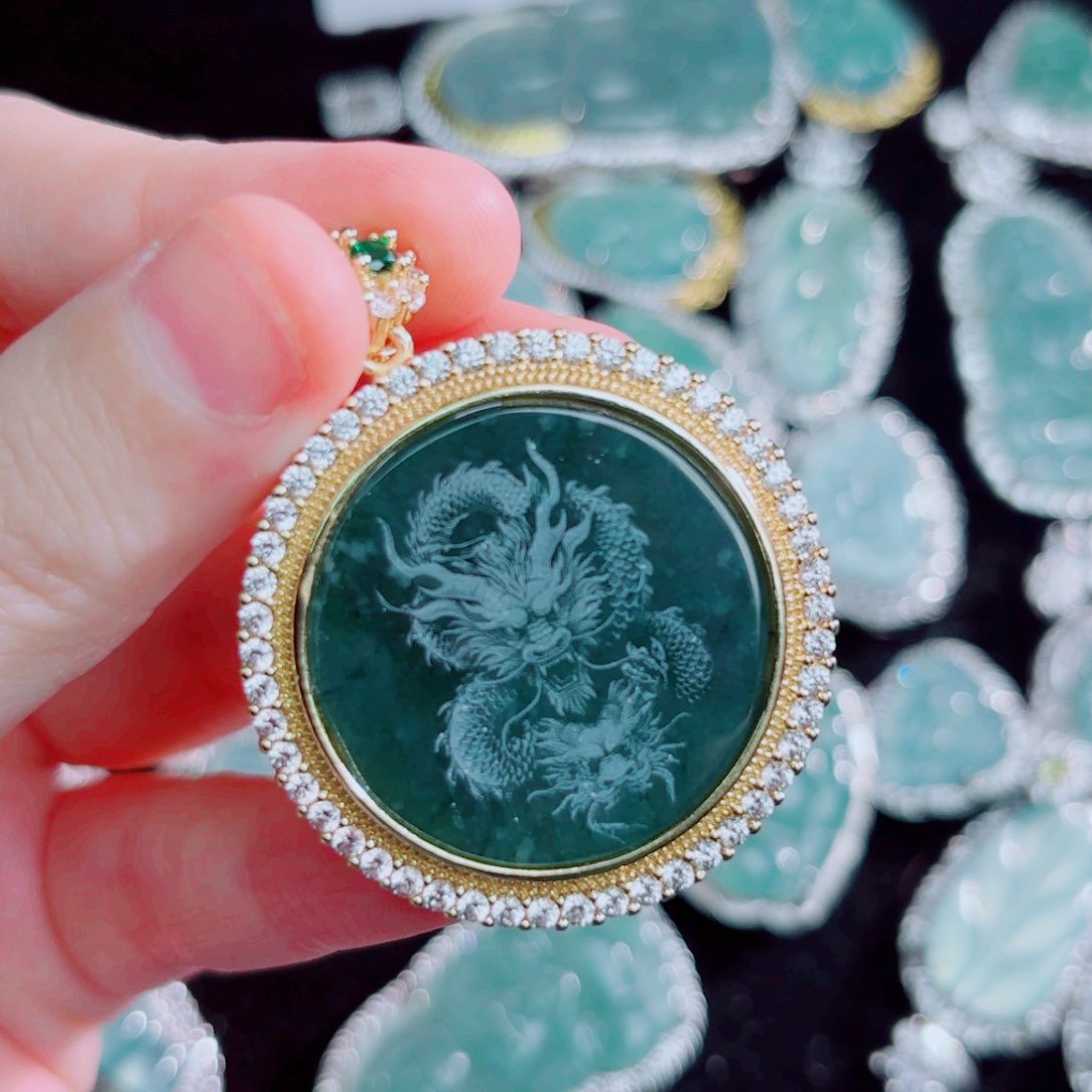 翡翠颈饰未镶嵌龙牌